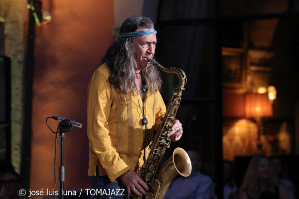 Jorge Pardo Quartet (Gran Hotel Son Net, Puigpunyent, Mallorca. 2026-07-04) [INSTANTZZ AKA Galería fotográfica AKA Fotoblog de jazz, impro… y algo más] - Tomajazz - Jorge Pardo Quartet actuó en Gran Hotel Son Net, en Puigpunyent, Mallorca, el 4 de julio de 2026. José Luis Luna Rocafort lo retrata en INSTANTZZ. Actuaron Jorge Pardo, Toni Cuenca: bajo eléctrico Josep Pou: piano Benji Habichuela