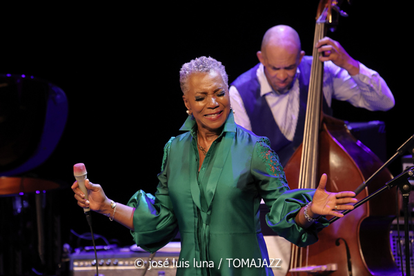 Carmen Lundy (61 Jazzaldia 2026. Teatro Victoria Eugenia. Donosti. 2026-07-22) Por José Luis Luna Rocafort [INSTANTZZ AKA Galería fotográfica AKA Fotoblog de jazz, impro… y algo más] - Tomajazz - Carmen Lundy actuó en el 61 Jazzaldia 2026. José Luis Luna Rocafort lo retrata en INSTANTZZ. Actuaron Carmen Lundy, Andrew Renfroe, Julius Rodríguez, Darryll Hall, Terreon Gulley
