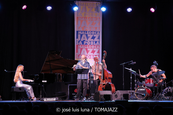 Lucía Rey Quartet  (32 Mallorca Jazz Sa Pobla 2026. Sa Pobla, Mallorca. 2026-08-18) Por Miquel Àngel Seguí y José Luis Luna Rocafort [Concierto de jazz] - Tomajazz - Lucía Rey Quartet actuó en el 32 Mallorca Jazz Sa Pobla 2026, el 18 de agosto de 2026. Miquel Àngel Seguí y José Luis Luna Rocafort relatan el concierto. Actuaron Lucía Rey, Ander García, Michael Olivera, Juan Carlos Aracil