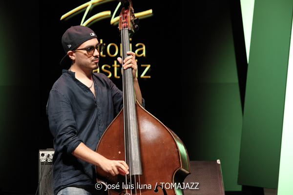 New Jazz Underground (49 Festival de Jazz de Vitoria-Gasteiz 2026. 2026-07-14) Por José Luis Luna Rocafort [INSTANTZZ AKA Galería fotográfica AKA Fotoblog de jazz, impro… y algo más] - Tomajazz - New Jazz Underground actuó en el 49 Festival de Jazz de Vitoria-Gasteiz 2026. José Luis Luna Rocafort lo retrata en INSTANTZZ. New Jazz Underground son Abdias Armenteros, Sebastian Ríos, TJ Reddick