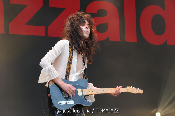 LP (61 Jazzaldia 2026. Donosti. 2026-07-22) Por José Luis Luna Rocafort [INSTANTZZ AKA Galería fotográfica AKA Fotoblog de jazz, impro… y algo más] - Tomajazz - LP actuó en el 61 Jazzaldia 2026. José Luis Luna Rocafort lo retrata en INSTANTZZ. LP son Laura Pergolizzi, Andrew Martin, J. Ryan Kern: teclados Jermaine Butler: bajo eléctrico Benjamin Hilzinger
