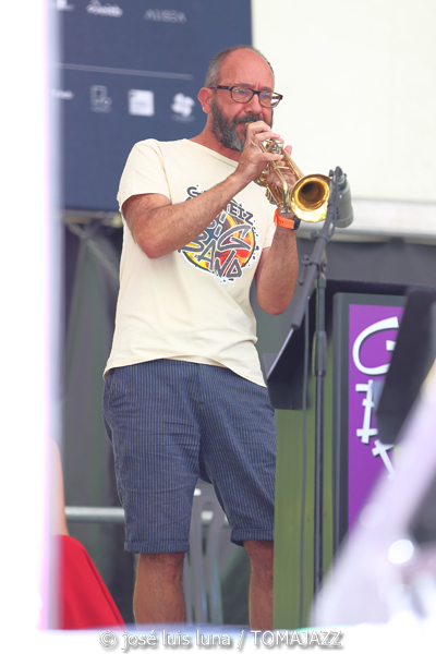 Gasteiz Big Band (49 Festival de Jazz de Vitoria-Gasteiz 2026. 2026-07-11) Por José Luis Luna Rocafort [INSTANTZZ AKA Galería fotográfica AKA Fotoblog de jazz, impro… y algo más] - Tomajazz - Gasteiz Big Band actuó en el 49 Festival de Jazz de Vitoria-Gasteiz 2026. José Luis Luna Rocafort lo retrata en INSTANTZZ