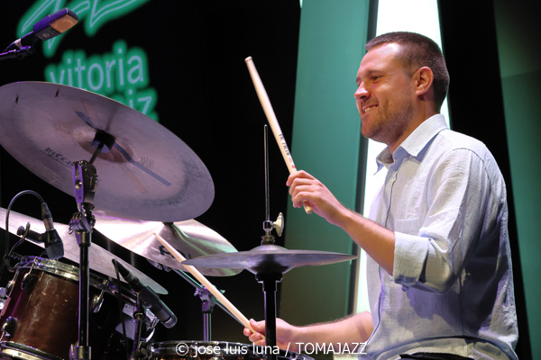 Iosu Izaguirre Sextet (49 Festival de Jazz de Vitoria-Gasteiz 2026. 2026-07-15) Por José Luis Luna Rocafort [INSTANTZZ AKA Galería fotográfica AKA Fotoblog de jazz, impro… y algo más] - Tomajazz - Iosu Izaguirre Sextet actuó en el 49 Festival de Jazz de Vitoria-Gasteiz 2026, el 15 de julio de 2026. José Luis Luna Rocafort lo retrata en INSTANTZZ. Iosu Izaguirre Sextet son Iosu Izaguirre, Pablo Ramos, Rubén Salvador, Asier Iturbe, Koldo Uriarte, Aitor Bravo, Virginia de la Casa
