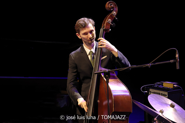 Samara Joy & Her Septet (45 Aniversario del Festival de Jazz de Palma. Trui Teatre, Palma. 2026-07-25) Por Miquel Àngel Seguí y José Luis Luna Rocafort [Concierto de jazz] - Tomajazz - Samara Joy & Her Septet actuaron en el 45 Aniversario del Festival de Jazz de Palma, el 25 de julio de 2026. Miquel Àngel Seguí y José Luis Luna Rocafort repasan el concierto. Actuaron Samara Joy, Evan Sherman, Marty Jaffe, Conor Rohrer, Nanami Haruta, Jason Charos, David Mason, Kendrick McCallister 
