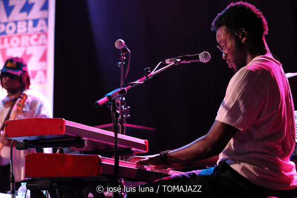 China Moses (32 Mallorca Jazz Sa Pobla 2026. Sa Pobla, Mallorca. 2026-08-04) Por Miquel Àngel Seguí y José Luis Luna Rocafort [Concierto de jazz] - Tomajazz - China Moses actuó en el 32 Mallorca Jazz Sa Pobla 2026 de Mallorca el 4 de agosto de 2026. Miquel Àngel Seguí y José Luis Luna Rocafort relatan/retratan el concierto. Actuaron China Moses, Joshua Eniraiyetan “Insxght”, Ebow Mensah “Lox”, Immanuel Simelane, Jérôme Cornelis
