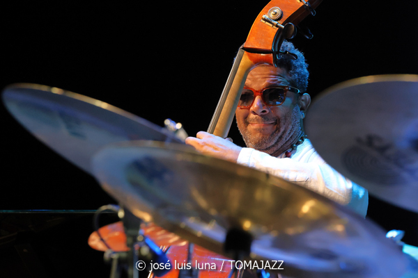 Amaro Freitas Trío (49 Festival de Jazz de Vitoria-Gasteiz 2026. 2026-07-13) Por José Luis Luna Rocafort [INSTANTZZ AKA Galería fotográfica AKA Fotoblog de jazz, impro… y algo más] - Tomajazz - Amaro Freitas Trío actuó en el 49 Festival de Jazz de Vitoria-Gasteiz 2026, el 13 de julio de 2026. José Luis Luna Rocafort lo retrata en INSTANTZZ. Actuaron