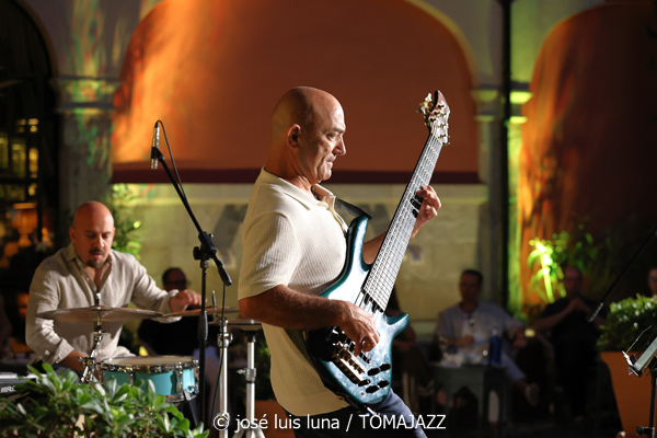 Jorge Pardo Quartet (Gran Hotel Son Net, Puigpunyent, Mallorca. 2026-07-04) [INSTANTZZ AKA Galería fotográfica AKA Fotoblog de jazz, impro… y algo más] - Tomajazz - Jorge Pardo Quartet actuó en Gran Hotel Son Net, en Puigpunyent, Mallorca, el 4 de julio de 2026. José Luis Luna Rocafort lo retrata en INSTANTZZ. Actuaron Jorge Pardo, Toni Cuenca: bajo eléctrico Josep Pou: piano Benji Habichuela