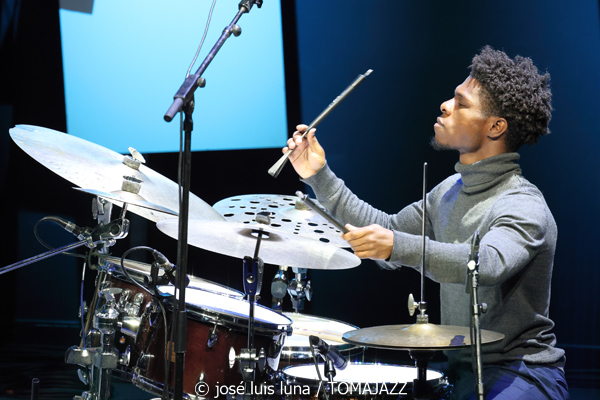 New Jazz Underground (49 Festival de Jazz de Vitoria-Gasteiz 2026. 2026-07-14) Por José Luis Luna Rocafort [INSTANTZZ AKA Galería fotográfica AKA Fotoblog de jazz, impro… y algo más] - Tomajazz - New Jazz Underground actuó en el 49 Festival de Jazz de Vitoria-Gasteiz 2026. José Luis Luna Rocafort lo retrata en INSTANTZZ. New Jazz Underground son Abdias Armenteros, Sebastian Ríos, TJ Reddick