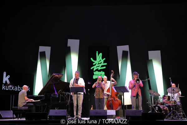 Iosu Izaguirre Sextet (49 Festival de Jazz de Vitoria-Gasteiz 2026. 2026-07-15) Por José Luis Luna Rocafort [INSTANTZZ AKA Galería fotográfica AKA Fotoblog de jazz, impro… y algo más] - Tomajazz - Iosu Izaguirre Sextet actuó en el 49 Festival de Jazz de Vitoria-Gasteiz 2026, el 15 de julio de 2026. José Luis Luna Rocafort lo retrata en INSTANTZZ. Iosu Izaguirre Sextet son Iosu Izaguirre, Pablo Ramos, Rubén Salvador, Asier Iturbe, Koldo Uriarte, Aitor Bravo, Virginia de la Casa