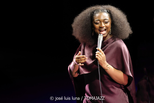 Samara Joy & Her Septet (45 Aniversario del Festival de Jazz de Palma. Trui Teatre, Palma. 2026-07-25) Por Miquel Àngel Seguí y José Luis Luna Rocafort [Concierto de jazz] - Tomajazz - Samara Joy & Her Septet actuaron en el 45 Aniversario del Festival de Jazz de Palma, el 25 de julio de 2026. Miquel Àngel Seguí y José Luis Luna Rocafort repasan el concierto. Actuaron Samara Joy, Evan Sherman, Marty Jaffe, Conor Rohrer, Nanami Haruta, Jason Charos, David Mason, Kendrick McCallister 