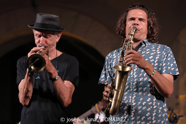 Erik Truffaz & Antonio Lizana. New Sketches of Spain (32 Mallorca Jazz Sa Pobla 2026. Sa Pobla, Mallorca. 2026-07-28) Por Miquel Àngel Seguí y José Luis Luna Rocafort [Concierto de jazz] - Tomajazz - Erik Truffaz & Antonio Lizana con su proyecto New Sketches of Spain actuaron en la inauguración del 32 Mallorca Jazz Sa Pobla 2026. Miquel Àngel Seguí y José Luis Luna Rocafort dan cuenta de la cita. Intervinieron Erik Truffaz, Antonio Lizana, Renaud Gabriel Pion, Sara Sánchez, Pau Figueres, Arin Keshishi, Manuel de la Torre, Vincent Thomas 