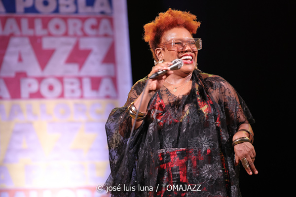 China Moses (32 Mallorca Jazz Sa Pobla 2026. Sa Pobla, Mallorca. 2026-08-04) Por Miquel Àngel Seguí y José Luis Luna Rocafort [Concierto de jazz] - Tomajazz - China Moses actuó en el 32 Mallorca Jazz Sa Pobla 2026 de Mallorca el 4 de agosto de 2026. Miquel Àngel Seguí y José Luis Luna Rocafort relatan/retratan el concierto. Actuaron China Moses, Joshua Eniraiyetan “Insxght”, Ebow Mensah “Lox”, Immanuel Simelane, Jérôme Cornelis