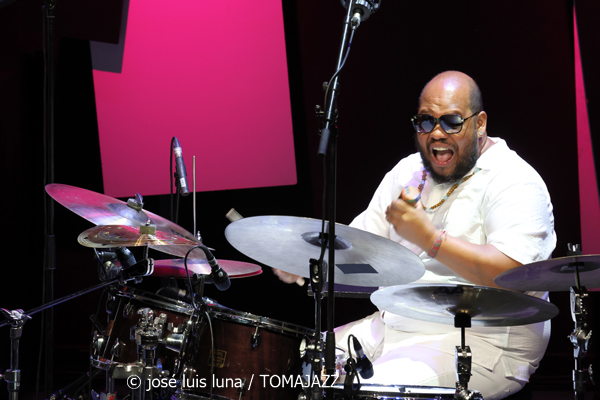 Amaro Freitas Trío (49 Festival de Jazz de Vitoria-Gasteiz 2026. 2026-07-13) Por José Luis Luna Rocafort [INSTANTZZ AKA Galería fotográfica AKA Fotoblog de jazz, impro… y algo más] - Tomajazz - Amaro Freitas Trío actuó en el 49 Festival de Jazz de Vitoria-Gasteiz 2026, el 13 de julio de 2026. José Luis Luna Rocafort lo retrata en INSTANTZZ. Actuaron Amaro Freitas, Sidiel Vieira, Rodrigo Digao Brez