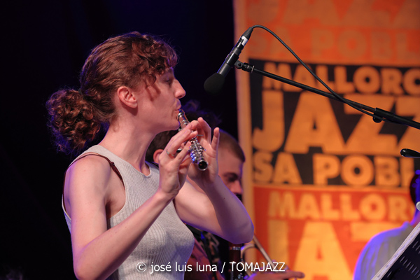 Blau Salvatge (32 Mallorca Jazz Sa Pobla 2026. Sa Pobla, Mallorca. 2026-08-10) Por Miquel Àngel Seguí y José Luis Luna Rocafort [Concierto de jazz] - Tomajazz - Blau Salvatge actuó en el 32 Mallorca Jazz Sa Pobla 2026, en Mallorca, el 10 de agosto de 2026. Miquel Àngel Seguí y José Luis Luna Rocafort relatan el concierto. Actuaron Joan Pérez-Villegas, Zoë Gordon, Nancy Meier, Paula Haeni, Felix Grandjean, Pere Molines, Joan Garcias, Lluís Pérez-Villegas, Leyre Estruch