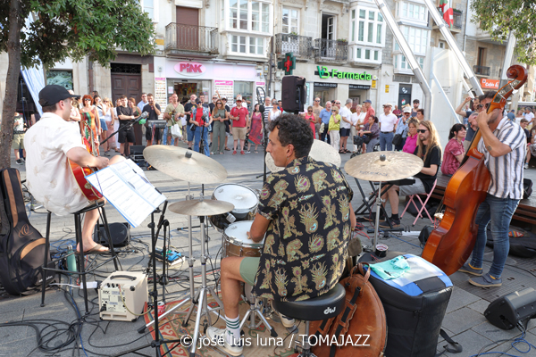 Rupanco (49 Festival de Jazz de Vitoria-Gasteiz 2026. 2026-07-08) Por José Luis Luna Rocafort [INSTANTZZ AKA Galería fotográfica AKA Fotoblog de jazz, impro… y algo más] - Tomajazz - Rupanco actuó en el 49 Festival de Jazz de Vitoria-Gasteiz 2026. José Luis Luna Rocafort lo retrata en INSTANTZZ. Rupanco son Agustín Chaves, Jon G. Labat, Jorge Sánchez, Aritza Castro, Aimar Palacios