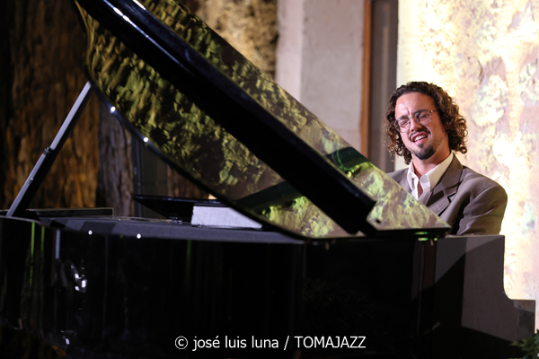 Jorge Pardo Quartet (Gran Hotel Son Net, Puigpunyent, Mallorca. 2026-07-04) [INSTANTZZ AKA Galería fotográfica AKA Fotoblog de jazz, impro… y algo más] - Tomajazz - Jorge Pardo Quartet actuó en Gran Hotel Son Net, en Puigpunyent, Mallorca, el 4 de julio de 2026. José Luis Luna Rocafort lo retrata en INSTANTZZ. Actuaron Jorge Pardo, Toni Cuenca: bajo eléctrico Josep Pou: piano Benji Habichuela