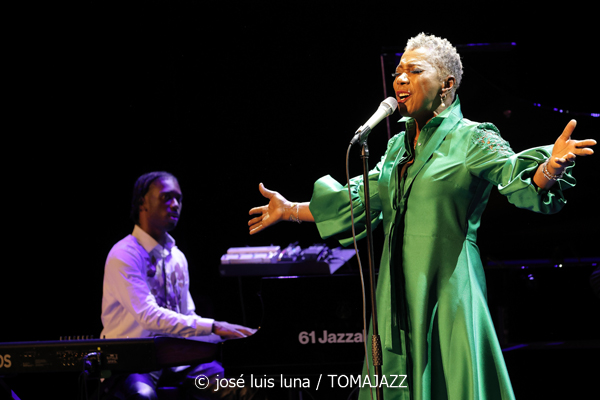 Carmen Lundy (61 Jazzaldia 2026. Teatro Victoria Eugenia. Donosti. 2026-07-22) Por José Luis Luna Rocafort [INSTANTZZ AKA Galería fotográfica AKA Fotoblog de jazz, impro… y algo más] - Tomajazz - Carmen Lundy actuó en el 61 Jazzaldia 2026. José Luis Luna Rocafort lo retrata en INSTANTZZ. Actuaron Carmen Lundy, Andrew Renfroe, Julius Rodríguez, Darryll Hall, Terreon Gulley
