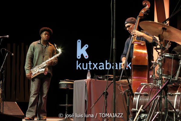 New Jazz Underground (49 Festival de Jazz de Vitoria-Gasteiz 2026. 2026-07-14) Por José Luis Luna Rocafort [INSTANTZZ AKA Galería fotográfica AKA Fotoblog de jazz, impro… y algo más] - Tomajazz - New Jazz Underground actuó en el 49 Festival de Jazz de Vitoria-Gasteiz 2026. José Luis Luna Rocafort lo retrata en INSTANTZZ. New Jazz Underground son Abdias Armenteros, Sebastian Ríos, TJ Reddick