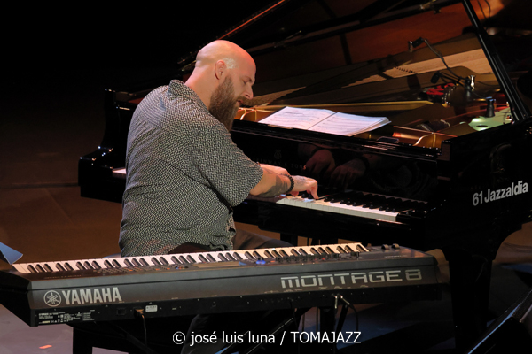 Javi Ruibal Cuarteto (XXII JazzEñe 2026. Teatro Victoria Eugenia, Donostia - San Sebastián. 2026-07-22) Por José Luis Luna Rocafort [INSTANTZZ AKA Galería fotográfica AKA Fotoblog de jazz, impro… y algo más] - Tomajazz - Javi Ruibal Cuarteto actuó en el XXII JazzEñe 2026. José Luis Luna Rocafort lo retrata en INSTANTZZ. Javi Ruibal Cuarteto son Javi Ruibal, Diego Villegas, Oscar Álvarez, Alejandro Marcos