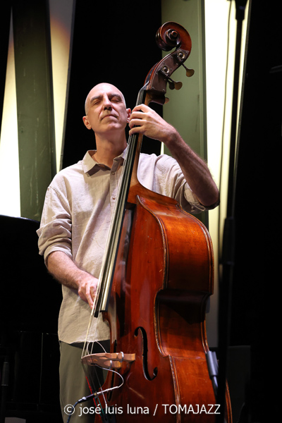 Iosu Izaguirre Sextet (49 Festival de Jazz de Vitoria-Gasteiz 2026. 2026-07-15) Por José Luis Luna Rocafort [INSTANTZZ AKA Galería fotográfica AKA Fotoblog de jazz, impro… y algo más] - Tomajazz - Iosu Izaguirre Sextet actuó en el 49 Festival de Jazz de Vitoria-Gasteiz 2026, el 15 de julio de 2026. José Luis Luna Rocafort lo retrata en INSTANTZZ. Iosu Izaguirre Sextet son Iosu Izaguirre, Pablo Ramos, Rubén Salvador, Asier Iturbe, Koldo Uriarte, Aitor Bravo, Virginia de la Casa