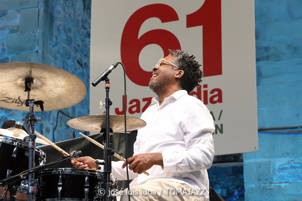 David Murray Quartet (61 Jazzaldia 2026. Donosti. 2026-07-23) Por José Luis Luna Rocafort [INSTANTZZ AKA Galería fotográfica AKA Fotoblog de jazz, impro… y algo más] - Tomajazz - David Murray Quartet actuó en el 61 Jazzaldia 2026, el 23 de julio de 2026. José Luis Luna Rocafort lo retrata en INSTANTZZ. Actuaron David Murray, Marta Sánchez, Luke Steward, Russell Carter, Francesca Cinelli