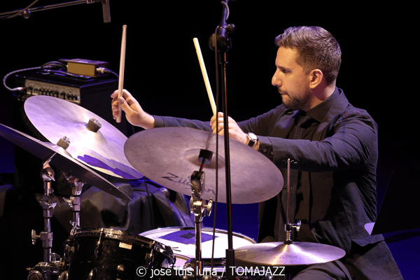 Samara Joy & Her Septet (45 Aniversario del Festival de Jazz de Palma. Trui Teatre, Palma. 2026-07-25) Por Miquel Àngel Seguí y José Luis Luna Rocafort [Concierto de jazz] - Tomajazz - Samara Joy & Her Septet actuaron en el 45 Aniversario del Festival de Jazz de Palma, el 25 de julio de 2026. Miquel Àngel Seguí y José Luis Luna Rocafort repasan el concierto. Actuaron Samara Joy, Evan Sherman, Marty Jaffe, Conor Rohrer, Nanami Haruta, Jason Charos, David Mason, Kendrick McCallister 