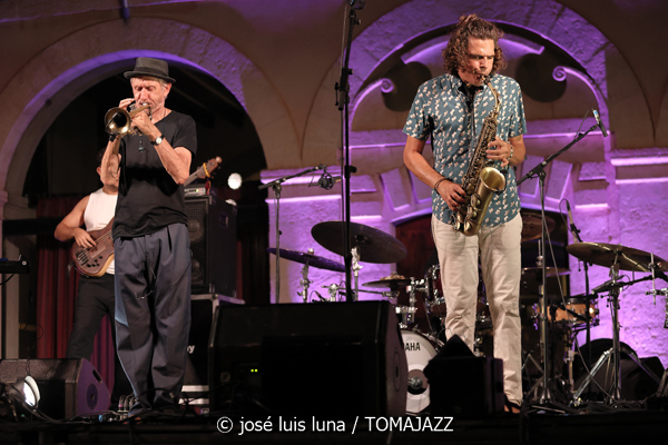 Erik Truffaz & Antonio Lizana. New Sketches of Spain (32 Mallorca Jazz Sa Pobla 2026. Sa Pobla, Mallorca. 2026-07-28) Por Miquel Àngel Seguí y José Luis Luna Rocafort [Concierto de jazz] - Tomajazz - Erik Truffaz & Antonio Lizana con su proyecto New Sketches of Spain actuaron en la inauguración del 32 Mallorca Jazz Sa Pobla 2026. Miquel Àngel Seguí y José Luis Luna Rocafort dan cuenta de la cita. Intervinieron Erik Truffaz, Antonio Lizana, Renaud Gabriel Pion, Sara Sánchez, Pau Figueres, Arin Keshishi, Manuel de la Torre, Vincent Thomas 