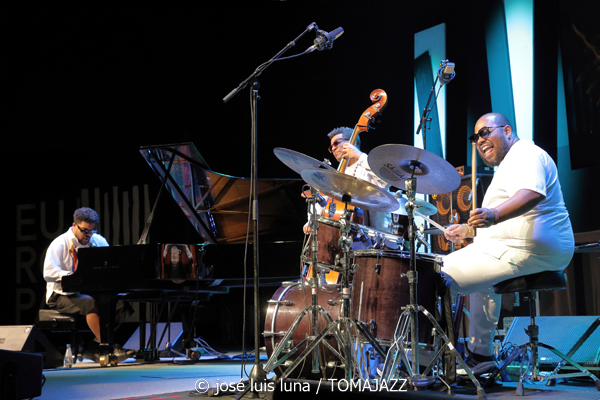 Amaro Freitas Trío (49 Festival de Jazz de Vitoria-Gasteiz 2026. 2026-07-13) Por José Luis Luna Rocafort [INSTANTZZ AKA Galería fotográfica AKA Fotoblog de jazz, impro… y algo más] - Tomajazz - Amaro Freitas Trío actuó en el 49 Festival de Jazz de Vitoria-Gasteiz 2026, el 13 de julio de 2026. José Luis Luna Rocafort lo retrata en INSTANTZZ. Actuaron Amaro Freitas, Sidiel Vieira, Rodrigo Digao Brez