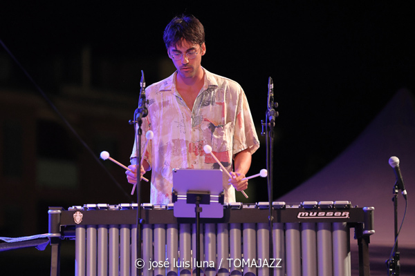 Blau Salvatge (32 Mallorca Jazz Sa Pobla 2026. Sa Pobla, Mallorca. 2026-08-10) Por Miquel Àngel Seguí y José Luis Luna Rocafort [Concierto de jazz] - Tomajazz - Blau Salvatge actuó en el 32 Mallorca Jazz Sa Pobla 2026, en Mallorca, el 10 de agosto de 2026. Miquel Àngel Seguí y José Luis Luna Rocafort relatan el concierto. Actuaron Joan Pérez-Villegas, Zoë Gordon, Nancy Meier, Paula Haeni, Felix Grandjean, Pere Molines, Joan Garcias, Lluís Pérez-Villegas, Leyre Estruch