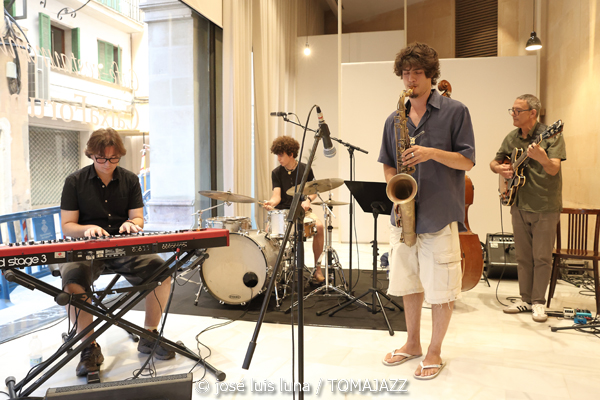 Jam Session Express. Sa Factoria de Músics (Noche de Jazz y Movimiento. Caixaforum Palma. 2026-07-02) Por Miquel Àngel Seguí y José Luis Luna Rocafort [Concierto de jazz] - Tomajazz - En la Noche de Jazz y Movimiento de Caixaforum Palma se celebró el 2 de julio de 2026 una Jam Session Express con Sa Factoria de Músics. Miquel Àngel Seguí y José Luis Luna Rocafort relatan la jornada. Actuaron Omar Lanuti, Juanan Torrandell, Toni Beltrán, Tomás Montero, Martí Jaume, Jan Tugores, Mercedes Guibe, Mercè Ramírez 