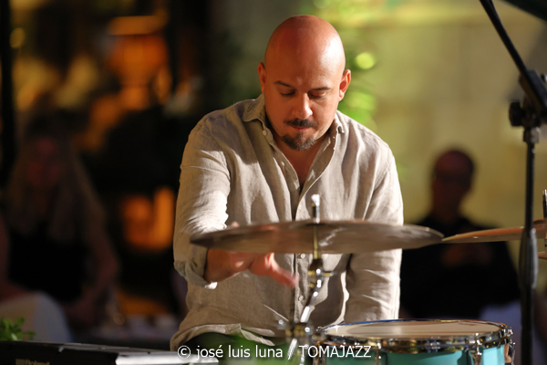 Jorge Pardo Quartet (Gran Hotel Son Net, Puigpunyent, Mallorca. 2026-07-04) [INSTANTZZ AKA Galería fotográfica AKA Fotoblog de jazz, impro… y algo más] - Tomajazz - Jorge Pardo Quartet actuó en Gran Hotel Son Net, en Puigpunyent, Mallorca, el 4 de julio de 2026. José Luis Luna Rocafort lo retrata en INSTANTZZ. Actuaron Jorge Pardo, Toni Cuenca, Josep Pou, Benji Habichuela
