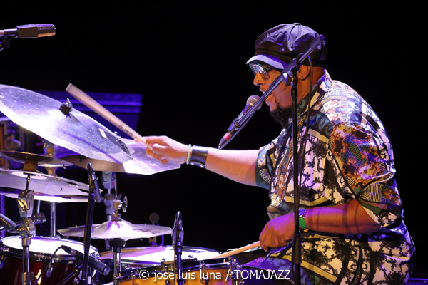 Carmen Lundy (61 Jazzaldia 2026. Teatro Victoria Eugenia. Donosti. 2026-07-22) Por José Luis Luna Rocafort [INSTANTZZ AKA Galería fotográfica AKA Fotoblog de jazz, impro… y algo más] - Tomajazz - Carmen Lundy actuó en el 61 Jazzaldia 2026. José Luis Luna Rocafort lo retrata en INSTANTZZ. Actuaron Carmen Lundy, Andrew Renfroe, Julius Rodríguez, Darryll Hall, Terreon Gulley