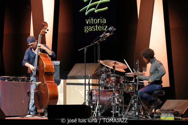 New Jazz Underground (49 Festival de Jazz de Vitoria-Gasteiz 2026. 2026-07-14) Por José Luis Luna Rocafort [INSTANTZZ AKA Galería fotográfica AKA Fotoblog de jazz, impro… y algo más] - Tomajazz - New Jazz Underground actuó en el 49 Festival de Jazz de Vitoria-Gasteiz 2026. José Luis Luna Rocafort lo retrata en INSTANTZZ. New Jazz Underground son Abdias Armenteros, Sebastian Ríos, TJ Reddick