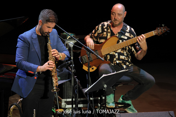 Javi Ruibal Cuarteto (XXII JazzEñe 2026. Teatro Victoria Eugenia, Donostia - San Sebastián. 2026-07-22) Por José Luis Luna Rocafort [INSTANTZZ AKA Galería fotográfica AKA Fotoblog de jazz, impro… y algo más] - Tomajazz - Javi Ruibal Cuarteto actuó en el XXII JazzEñe 2026. José Luis Luna Rocafort lo retrata en INSTANTZZ. Javi Ruibal Cuarteto son Javi Ruibal, Diego Villegas, Oscar Álvarez, Alejandro Marcos