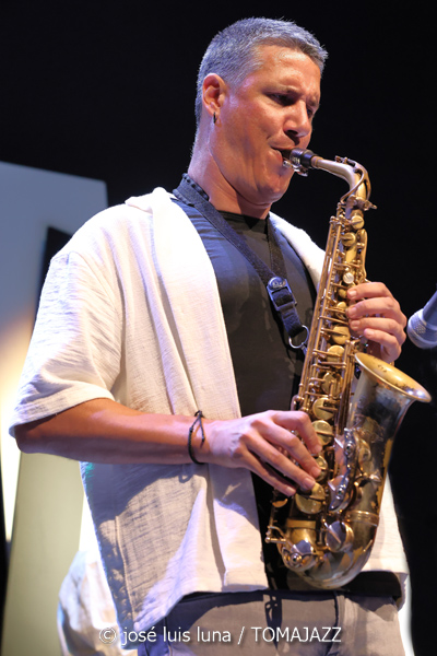 Iosu Izaguirre Sextet (49 Festival de Jazz de Vitoria-Gasteiz 2026. 2026-07-15) Por José Luis Luna Rocafort [INSTANTZZ AKA Galería fotográfica AKA Fotoblog de jazz, impro… y algo más] - Tomajazz - Iosu Izaguirre Sextet actuó en el 49 Festival de Jazz de Vitoria-Gasteiz 2026, el 15 de julio de 2026. José Luis Luna Rocafort lo retrata en INSTANTZZ. Iosu Izaguirre Sextet son Iosu Izaguirre, Pablo Ramos, Rubén Salvador, Asier Iturbe, Koldo Uriarte, Aitor Bravo, Virginia de la Casa
