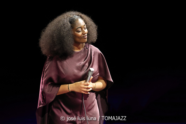 Samara Joy & Her Septet (45 Aniversario del Festival de Jazz de Palma. Trui Teatre, Palma. 2026-07-25) Por Miquel Àngel Seguí y José Luis Luna Rocafort [Concierto de jazz] - Tomajazz - Samara Joy & Her Septet actuaron en el 45 Aniversario del Festival de Jazz de Palma, el 25 de julio de 2026. Miquel Àngel Seguí y José Luis Luna Rocafort repasan el concierto. Actuaron Samara Joy, Evan Sherman, Marty Jaffe, Conor Rohrer, Nanami Haruta, Jason Charos, David Mason, Kendrick McCallister 