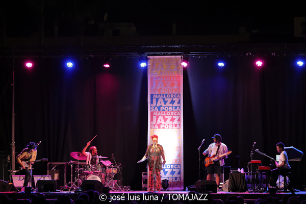 China Moses (32 Mallorca Jazz Sa Pobla 2026. Sa Pobla, Mallorca. 2026-08-04) Por Miquel Àngel Seguí y José Luis Luna Rocafort [Concierto de jazz] - Tomajazz - China Moses actuó en el 32 Mallorca Jazz Sa Pobla 2026 de Mallorca el 4 de agosto de 2026. Miquel Àngel Seguí y José Luis Luna Rocafort relatan/retratan el concierto. Actuaron China Moses, Joshua Eniraiyetan “Insxght”, Ebow Mensah “Lox”, Immanuel Simelane, Jérôme Cornelis