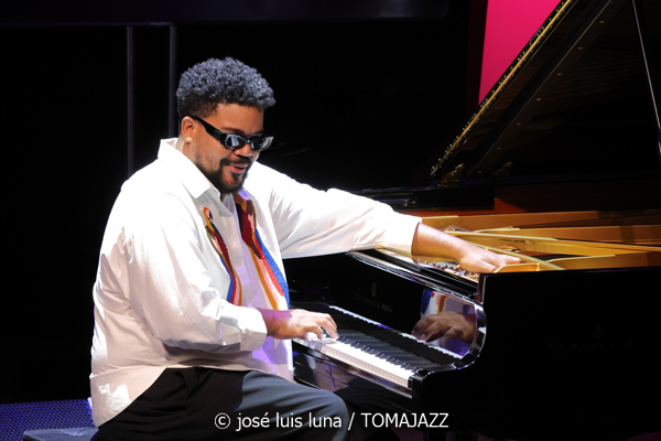 Amaro Freitas Trío (49 Festival de Jazz de Vitoria-Gasteiz 2026. 2026-07-13) Por José Luis Luna Rocafort [INSTANTZZ AKA Galería fotográfica AKA Fotoblog de jazz, impro… y algo más] - Tomajazz - Amaro Freitas Trío actuó en el 49 Festival de Jazz de Vitoria-Gasteiz 2026, el 13 de julio de 2026. José Luis Luna Rocafort lo retrata en INSTANTZZ. Actuaron Amaro Freitas, Sidiel Vieira, Rodrigo Digao Brez
