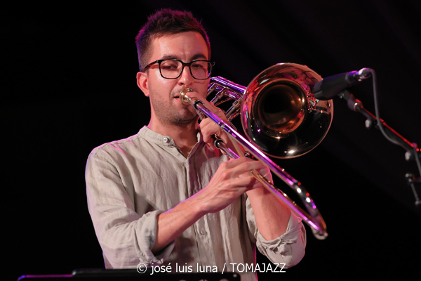 Blau Salvatge (32 Mallorca Jazz Sa Pobla 2026. Sa Pobla, Mallorca. 2026-08-10) Por Miquel Àngel Seguí y José Luis Luna Rocafort [Concierto de jazz] - Tomajazz - Blau Salvatge actuó en el 32 Mallorca Jazz Sa Pobla 2026, en Mallorca, el 10 de agosto de 2026. Miquel Àngel Seguí y José Luis Luna Rocafort relatan el concierto. Actuaron Joan Pérez-Villegas, Zoë Gordon, Nancy Meier, Paula Haeni, Felix Grandjean, Pere Molines, Joan Garcias, Lluís Pérez-Villegas, Leyre Estruch