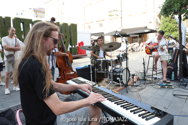 Rupanco (49 Festival de Jazz de Vitoria-Gasteiz 2026. 2026-07-08) Por José Luis Luna Rocafort [INSTANTZZ AKA Galería fotográfica AKA Fotoblog de jazz, impro… y algo más] - Tomajazz - Rupanco actuó en el 49 Festival de Jazz de Vitoria-Gasteiz 2026. José Luis Luna Rocafort lo retrata en INSTANTZZ. Rupanco son Agustín Chaves, Jon G. Labat, Jorge Sánchez, Aritza Castro, Aimar Palacios