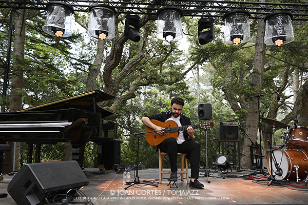 Dani de Morón / Cohen-Le Fleming-Maestro-Moullier-Richardson-Sánchez (El Rite-LAC / Casa Virupa, 2026-05-29 / Llinars -Barcelona-) [01] Por Joan Cortès [INSTANTZZ AKA Galería fotográfica AKA Fotoblog de jazz, impro… y algo más] - Tomajazz - Dani de Morón / Cohen-Le Fleming-Maestro-Moullier-Richardson-Sánchez actuaron en El Rite-LAC en Casa Virupa, en Llinars -Barcelona-, el 29 de mayo de 2026. Joan Cortès lo retrata en INSTANTZZ