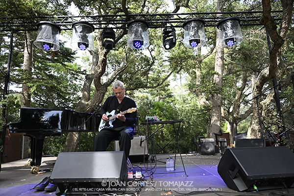 Jakob Bro / Sánchez-League-Alexa-Maestro (El Rite-LAC / Casa Virupa-Can Bordoi, 2026-05-31 / Llinars -Barcelona-) [05] Por Joan Cortès [INSTANTZZ AKA Galería fotográfica AKA Fotoblog de jazz, impro… y algo más] - Tomajazz - Festival Rite 2026
Jakob Bro / Sánchez-League-Alexa-Maestro participaron en Festival Rite 2026 en El Rite-LAC en Casa Virupa-Can Bordoi, Llinars -Barcelona-, el 31 de mayo de 2026. Joan Cortès lo retrata en INSTANTZZ. Actuaron
