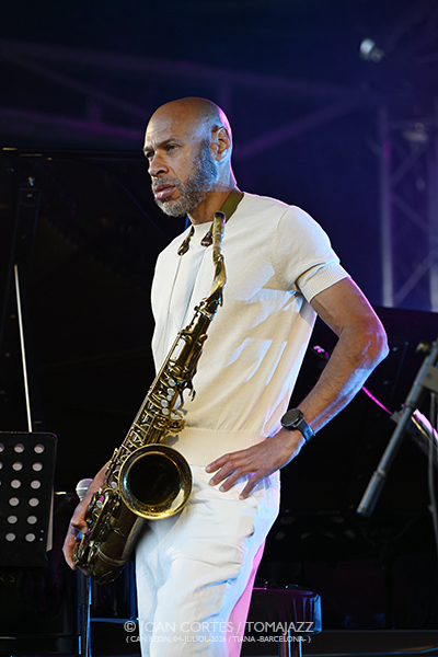 Joshua Redman 4t “Words Fall Short” (Tres dies de Jazz / Can Reon, 2026-07-04 / Tiana -Barcelona-) [1] Por Joan Cortès [INSTANTZZ AKA Galería fotográfica AKA Fotoblog de jazz, impro… y algo más] - Tomajazz - Joshua Redman 4t “Words Fall Short” actuó en Tres dies de Jazz 2026 en Can Reon, Tiana, Barcelona, el 4 de julio de 2026. Joan Cortès lo retrata en INSTANTZZ. Actuaron Joshua Redman, Paul Cornish, Philip Norris, contraba Nazir Ebo 
