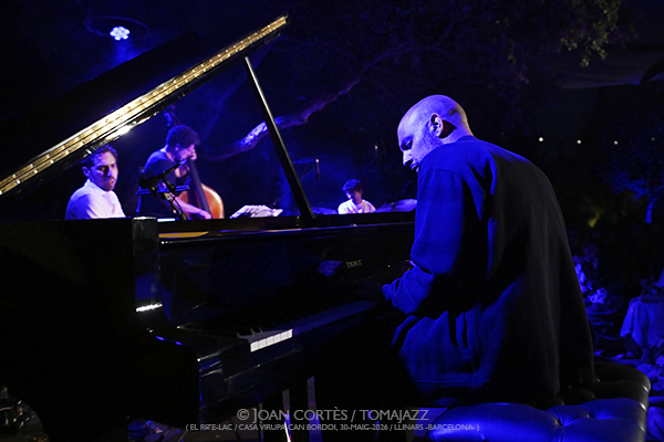 Shai Maestro 4t / Logan Richardson (El Rite-LAC / Casa Virupa, 2026-05-30 / Llinars -Barcelona-) [03] Por Joan Cortès [INSTANTZZ AKA Galería fotográfica AKA Fotoblog de jazz, impro… y algo más] - Tomajazz - Shai Maestro 4t / Logan Richardson actuaron en El Rite-LAC en Casa Virupa, Llinars -Barcelona-, el 30 de mayo de 2026. Joan Cortès lo retrata en INSTANTZZ. Actuaron Gadi Lehavi, Ofri Nehemya, Orlando LeFleming, Elliott Skinner, Avishai Cohen, Logan Richardson, Ghalia Benali, Hamin Honari