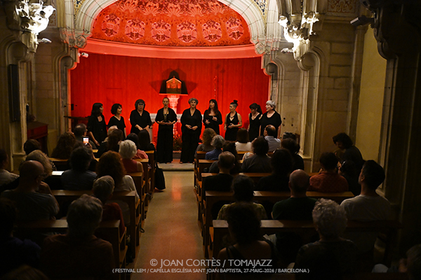 Veus Lliures (Festival LEM / Capella Església Sant Joan Baptista, 2026-05-27 / Barcelona) Por Joan Cortès [INSTANTZZ AKA Galería fotográfica AKA Fotoblog de jazz, impro… y algo más] - Tomajazz - Veus Lliures actuó en el (Festival LEM en la Capella Església Sant Joan Baptista de Barcelona, el 27 de mayo de 2026. Joan Cortès lo retrata en INSTANTZZ. Actuaron Celeste Alías, Sandra Artigas, Inés Galván, Yexza Lara, Sara Lilu, Diana Palau, Mariona Sagarra, voz Anna Tapia, voz Selina Worsley