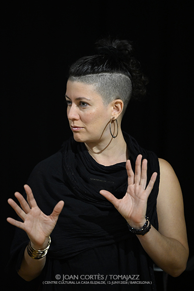 Yexza Lara “Estéreo-Afecto” (CC La Casa Elizalde, 2026-06-12 / Barcelona) Por Joan Cortès [INSTANTZZ AKA Galería fotográfica AKA Fotoblog de jazz, impro… y algo más] - Tomajazz - Yexza Lara “Estéreo-Afecto” actuó en CC La Casa Elizalde de Barcelona, el 12 de junio de 2026. Joan Cortès lo retrata en INSTANTZZ. Actuaron Yexza Lara, Pablo Selnik, Magda Garre, Eddie Mejia