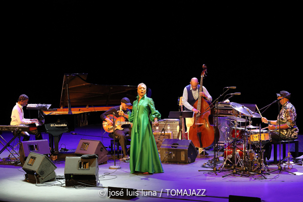 Carmen Lundy (61 Jazzaldia 2026. Teatro Victoria Eugenia. Donosti. 2026-07-22) Por José Luis Luna Rocafort [INSTANTZZ AKA Galería fotográfica AKA Fotoblog de jazz, impro… y algo más] - Tomajazz - Carmen Lundy actuó en el 61 Jazzaldia 2026. José Luis Luna Rocafort lo retrata en INSTANTZZ. Actuaron Carmen Lundy, Andrew Renfroe, Julius Rodríguez, Darryll Hall, Terreon Gulley