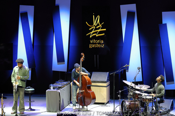 New Jazz Underground (49 Festival de Jazz de Vitoria-Gasteiz 2026. 2026-07-14) Por José Luis Luna Rocafort [INSTANTZZ AKA Galería fotográfica AKA Fotoblog de jazz, impro… y algo más] - Tomajazz - New Jazz Underground actuó en el 49 Festival de Jazz de Vitoria-Gasteiz 2026. José Luis Luna Rocafort lo retrata en INSTANTZZ. New Jazz Underground son Abdias Armenteros, Sebastian Ríos, TJ Reddick