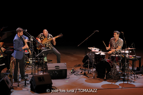 Javi Ruibal Cuarteto (XXII JazzEñe 2026. Teatro Victoria Eugenia, Donostia - San Sebastián. 2026-07-22) Por José Luis Luna Rocafort [INSTANTZZ AKA Galería fotográfica AKA Fotoblog de jazz, impro… y algo más] - Tomajazz - Javi Ruibal Cuarteto actuó en el XXII JazzEñe 2026. José Luis Luna Rocafort lo retrata en INSTANTZZ. Javi Ruibal Cuarteto son Javi Ruibal, Diego Villegas, Oscar Álvarez, Alejandro Marcos