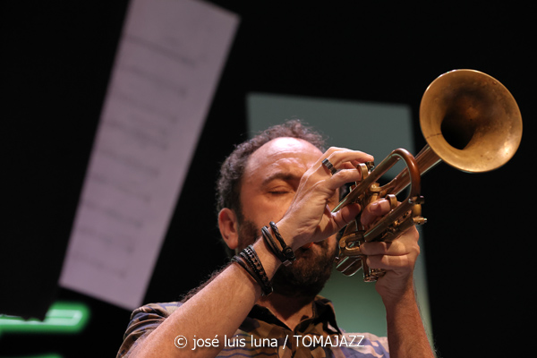 Iosu Izaguirre Sextet (49 Festival de Jazz de Vitoria-Gasteiz 2026. 2026-07-15) Por José Luis Luna Rocafort [INSTANTZZ AKA Galería fotográfica AKA Fotoblog de jazz, impro… y algo más] - Tomajazz - Iosu Izaguirre Sextet actuó en el 49 Festival de Jazz de Vitoria-Gasteiz 2026, el 15 de julio de 2026. José Luis Luna Rocafort lo retrata en INSTANTZZ. Iosu Izaguirre Sextet son Iosu Izaguirre, Pablo Ramos, Rubén Salvador, Asier Iturbe, Koldo Uriarte, Aitor Bravo, Virginia de la Casa